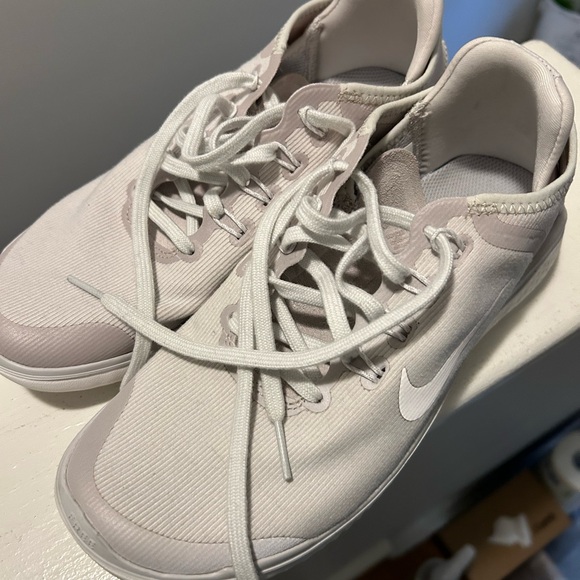 Ladies nike running shoes - Picture 2 of 4